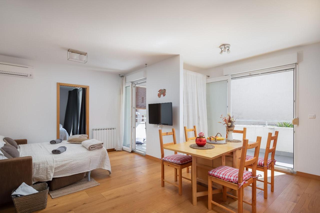 Modern Apt With Terrace 4 Min Walk To The Beach Split Buitenkant foto